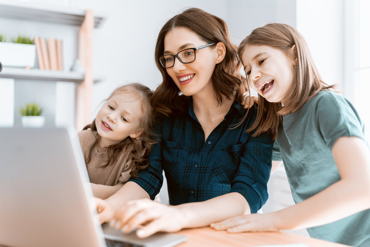 mother-working-home-affiliate